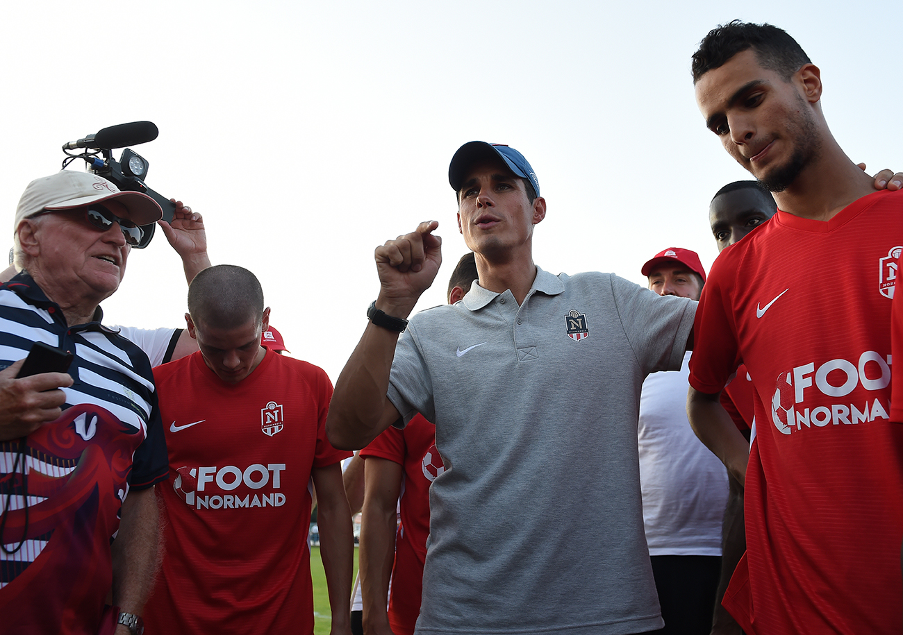 Après la victoire contre la Croatie, le sélectionneur Clément Lerebours félicite ses joueurs.