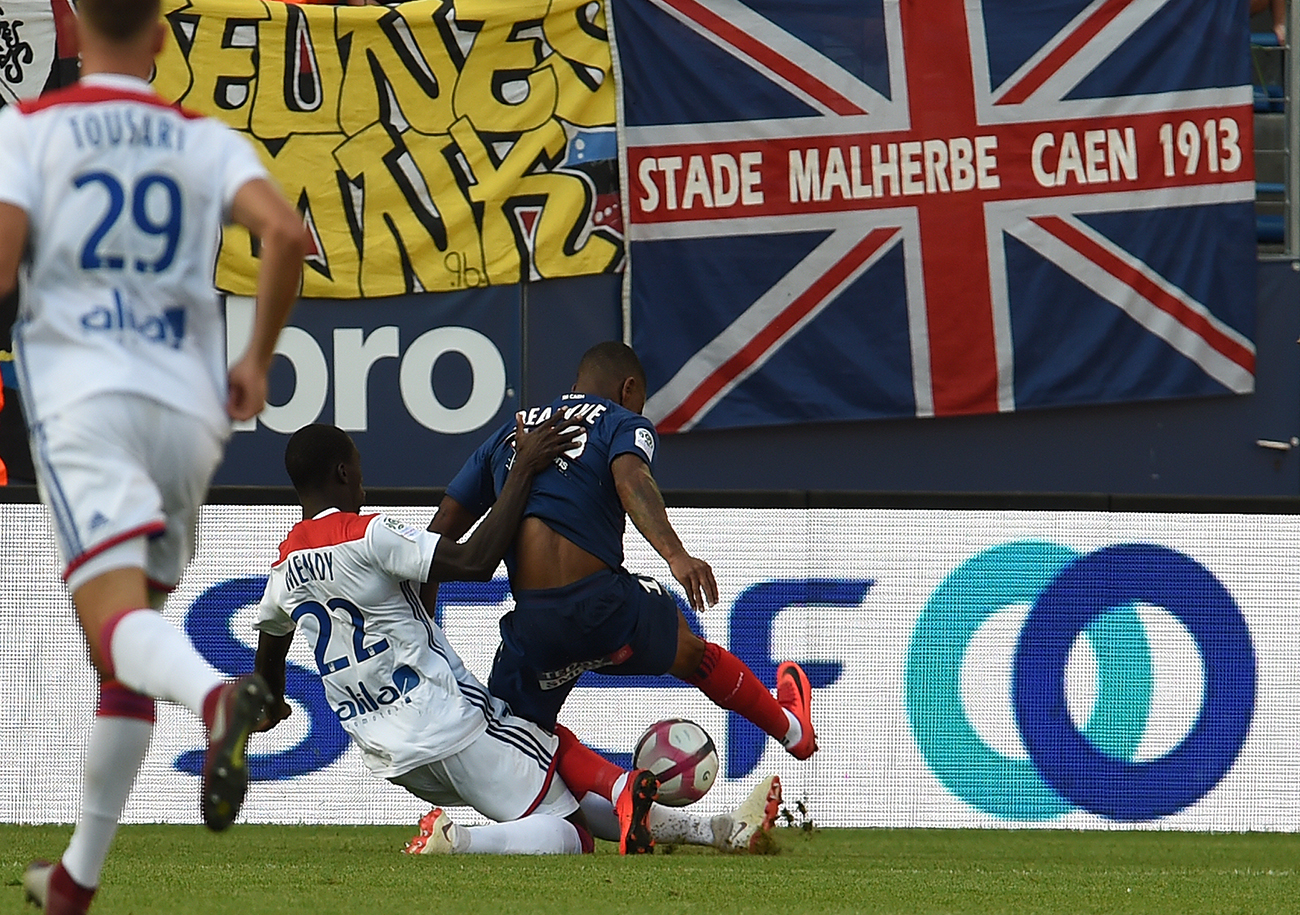 En se faisant tacler par derrière par Ferland Mendy, Claudio Beauvue obtient un penalty.