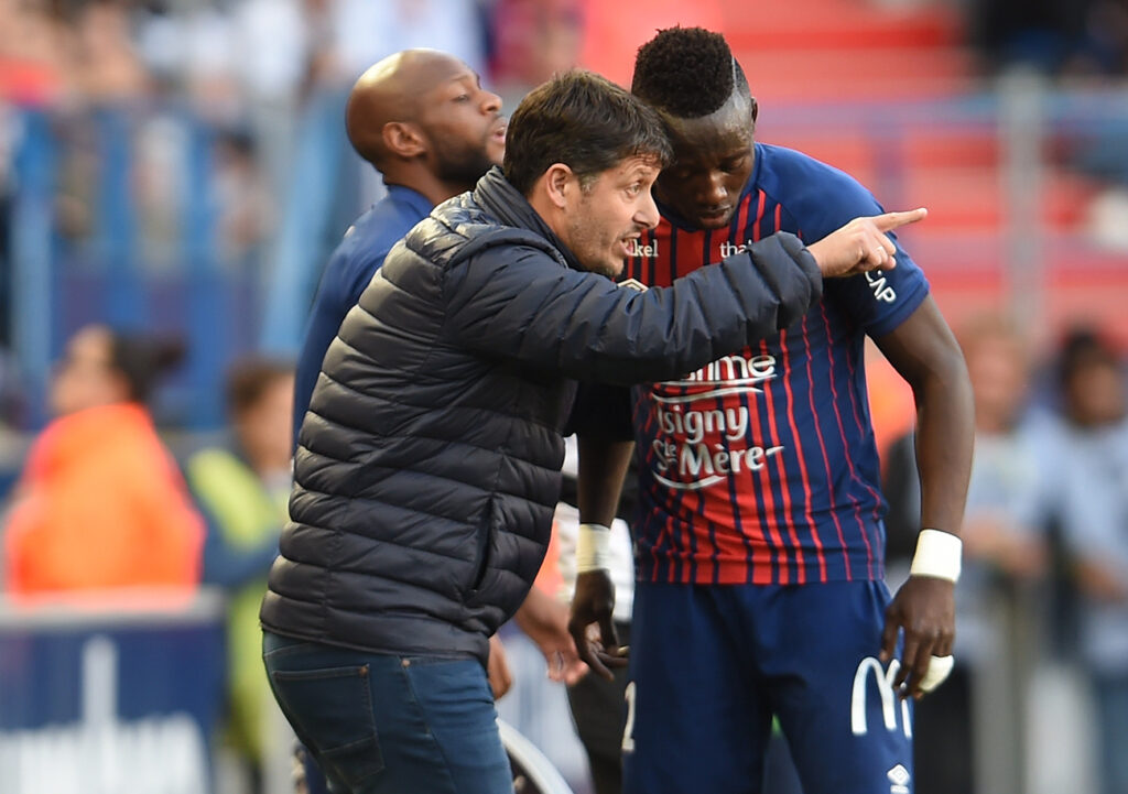 Fabien Mercadal donne ses consignes à Casimir Ninga lors du match contre Lyon.