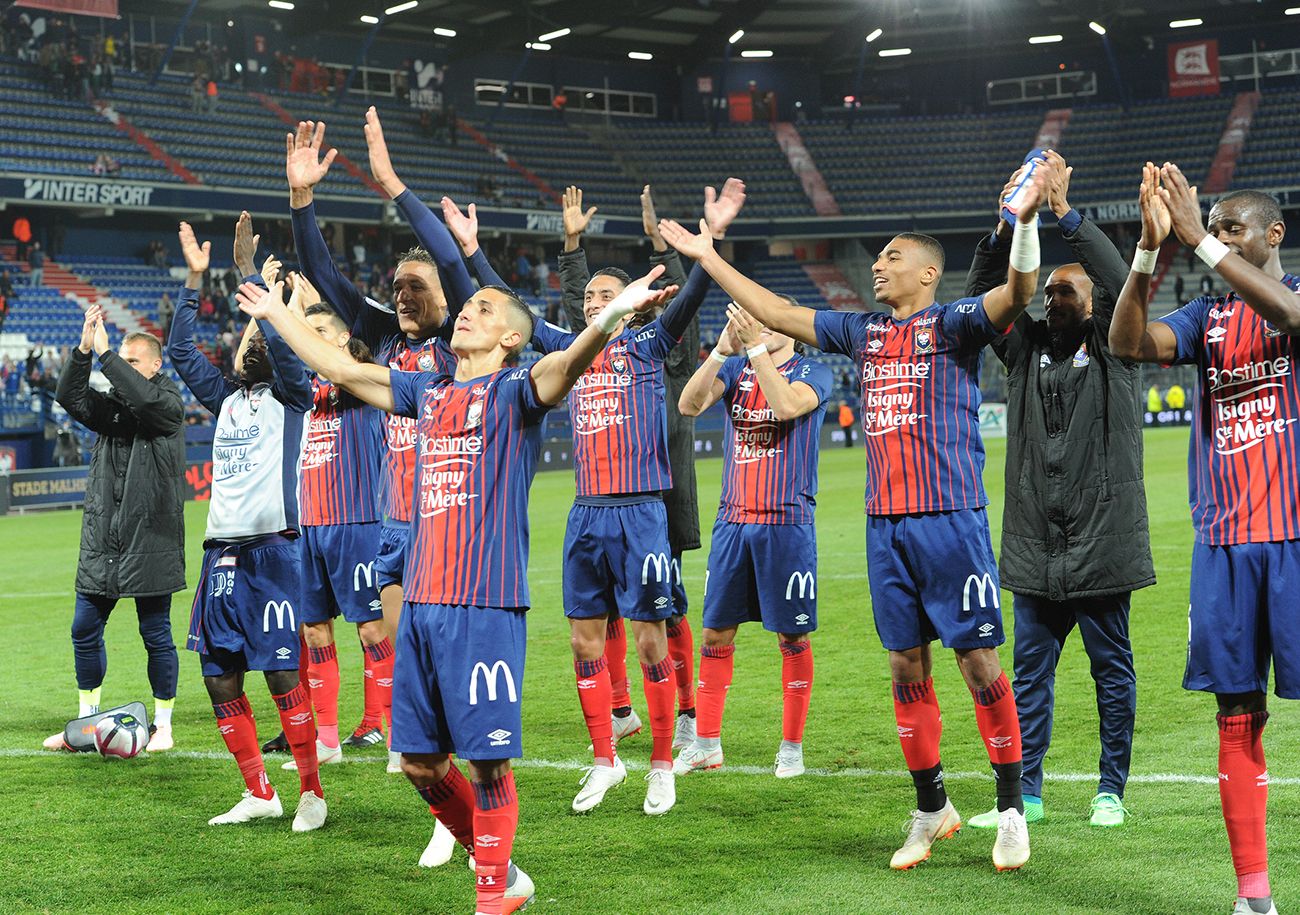 Fayçal Fajr mène le clapping après la première victoire de la saison du Stade Malherbe à d'Ornano.