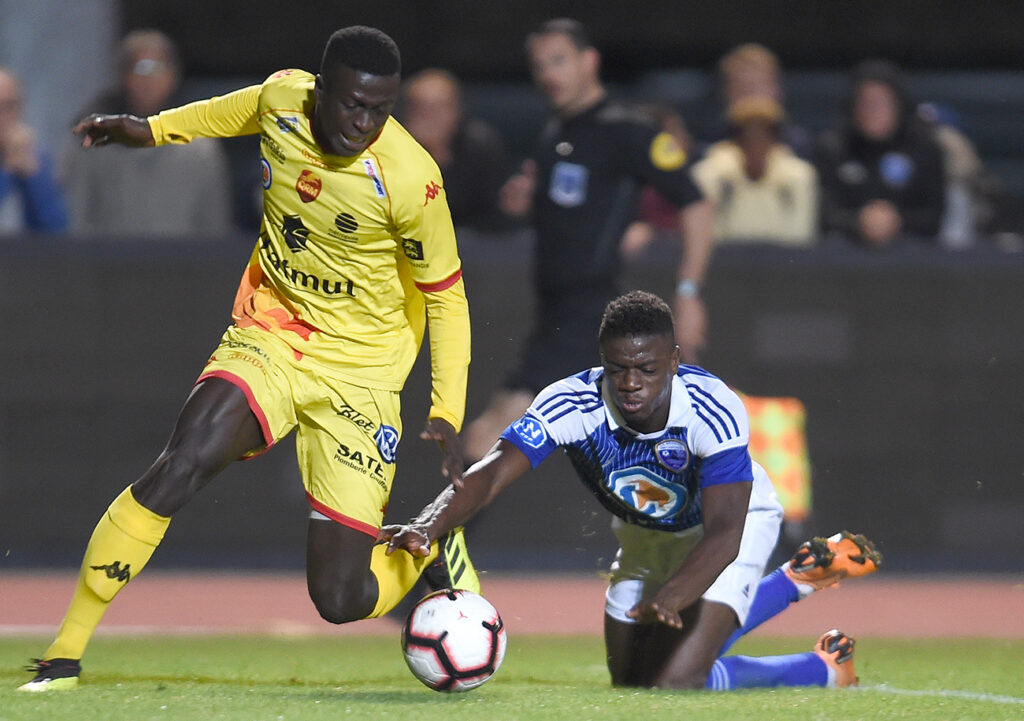 Accroché par le défenseur de QRM Jules Mendy dans la surface de réparation, Dramane Sissoko otient un penalty pour l'USA qu'il transformera.