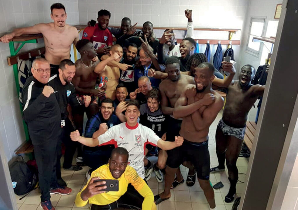 Après leur succès face au SU Dives-Cabourg lors de la dernière journée de National 3 (4-1) synonyme de montée à l'étage supérieur, les hommes de Romain Djoubri laissent éclater leur joie dans le vestiaire.