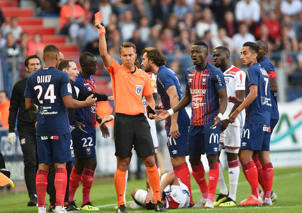 Pour un_pied haut sur Nabil Fékir, Alexander Djiku a été expulsé.jpg