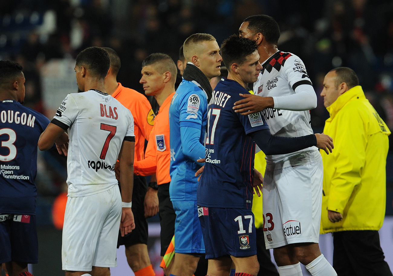 Rentré à l'heure de jeu, Jessy Deminguet - qui salue Ronny Rodelin - a dynamisé l'entrejeu caennais. Insuffisant pour permettre à l'équipe de Fabien Mercadal de l'emporter.