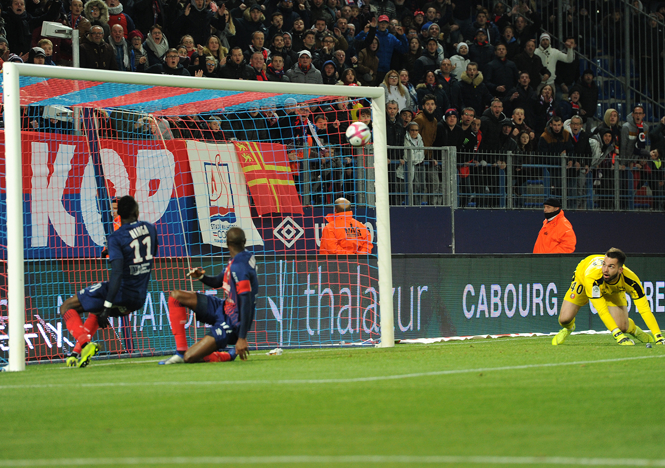 33'. Sur une offrande de Claudio Beauvue, Casimir Ninga - absolument seul à trois mètres des cages vides - rate la cible. Inconstestablement, le tournant de ce match.