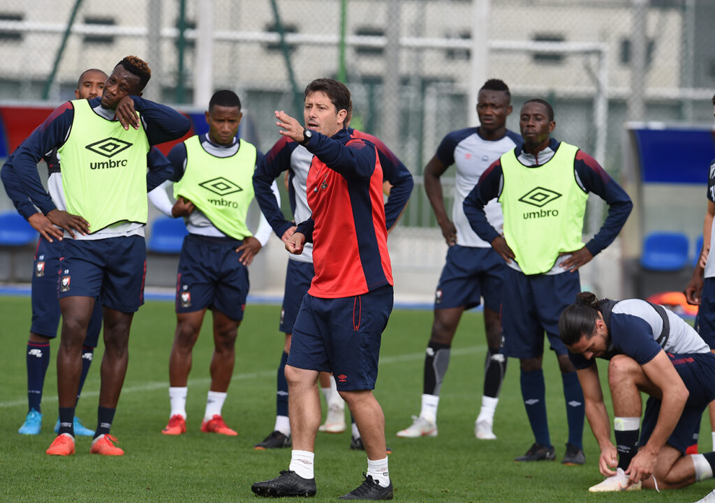 Malick Tchokounté, Claudio Beauvue, Casimir Ninga, Enzo Crivelli..., Fabien Mercadal semble indiquer le chemin du but à ses attaquants.