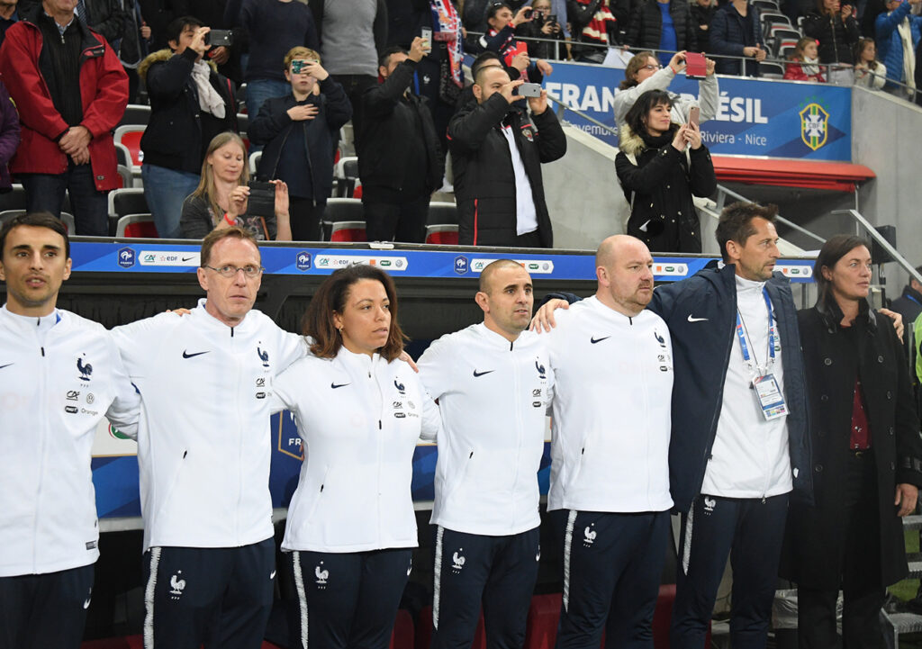 En charge de la préparation des gardiennes de l'équipe de France comme, ici, avec la n°1 des Bleues : la Lyonnaise Sarah Bouhaddi, Gilles Fouache ne fait aucune distinction dans ses entraînements avec les hommes.