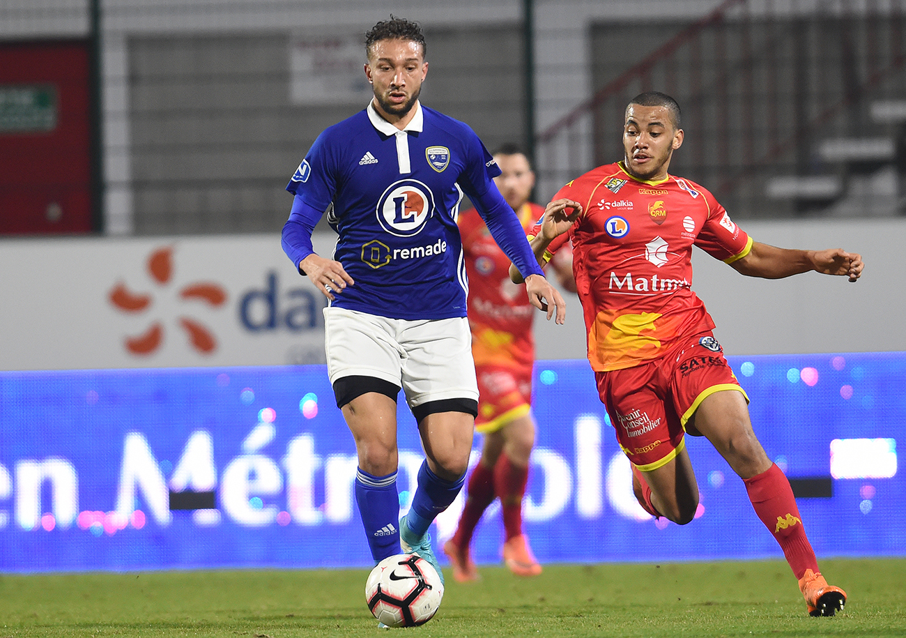 Auteur d'un doublé en première période, Edwin Maanane - ici devant Maxime Sivis, le latéral droit de QRM - a été l'un des grands artisans du succès avranchinais dans le derby normand.