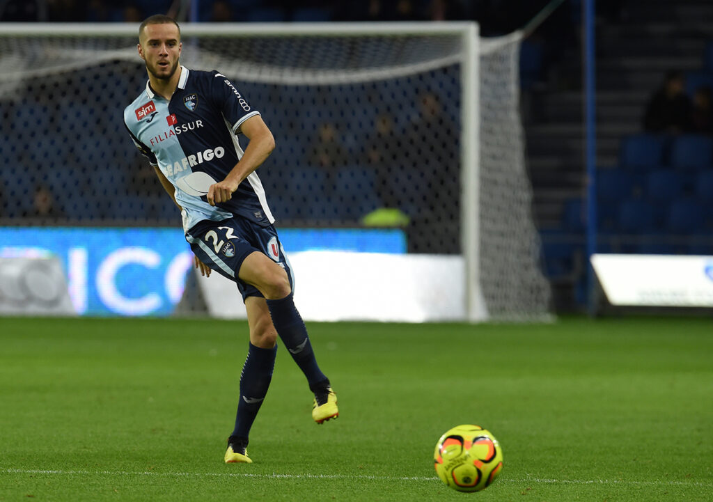 Victime d'une rupture des ligaments croisés du genou droit en mars avec la sélection algérienne, Victor Lekhal figure pour la première fois de la saison dans les « 18 ».