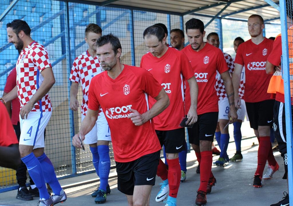 En demi-finale de la Coupe UEFA des Régions, la sélection normande, toujours dirigée par Clément Lerebours, était censée affronter sont homologue de Nouvelle-Aquitaine, le 12 avril, au Stade Louis-Bielman à Lisieux.