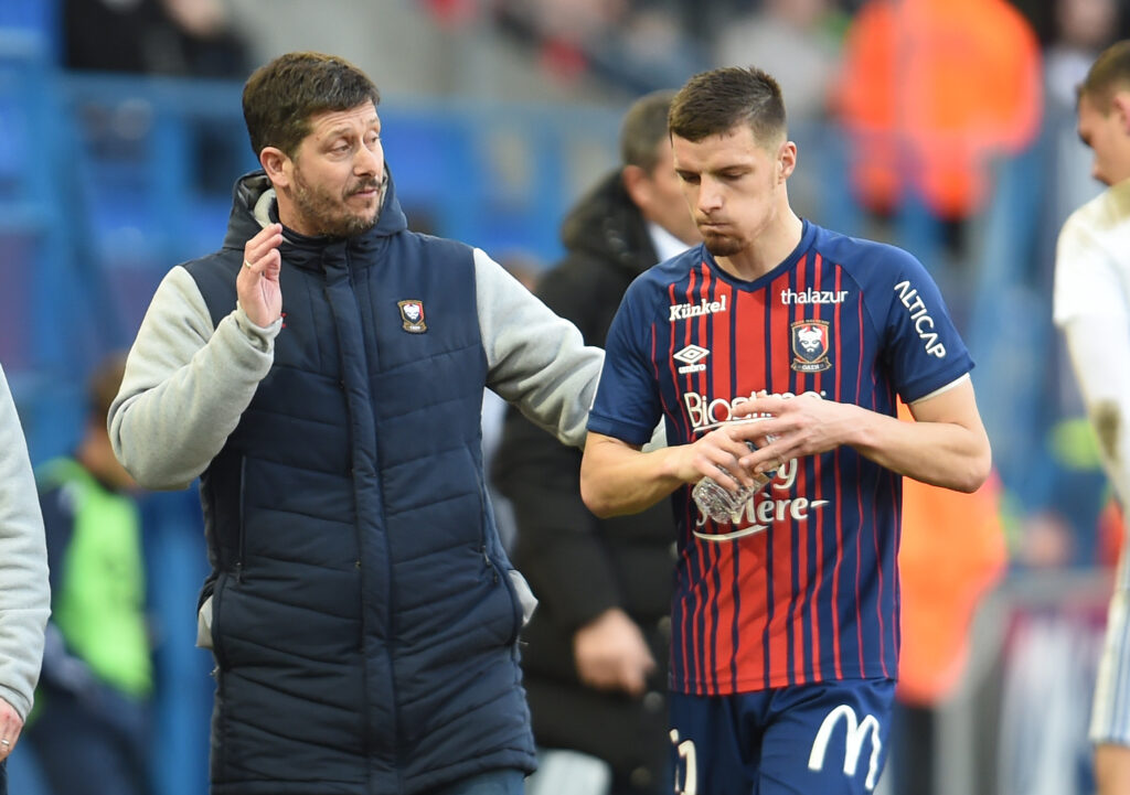 Malgré la difficulté de la tâche qui attend son équipe, Fabien Mercadal - ici, en train de donner des consignes à Frédéric Guilbert - se prend à imaginer un scénario favorable contre le PSG.