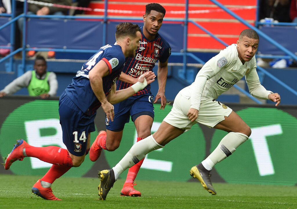 Malgré un Jonathan Gradit taille patron et une première titularisation en Ligue 1 plutôt réussie pour Younn Zahary, Kylian Mbappé a signé un troisième doublé consécutif à d'Ornano.