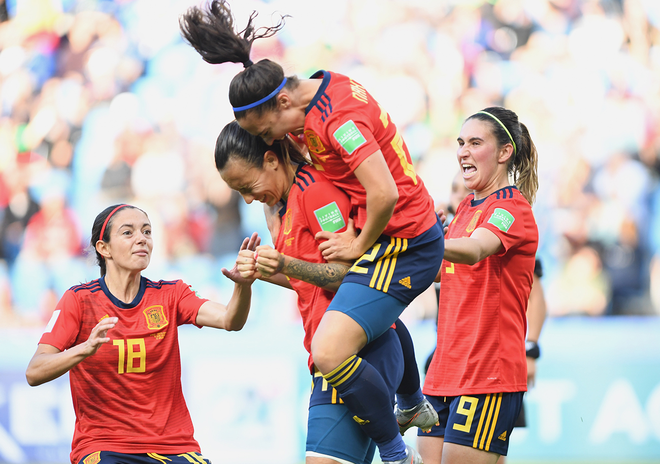 Felicitée par ses coéquipières, Jennifer Hermoso - en inscrivant un doublé sur penalty - a permis à l'Espagne de se sortir du piège sud-africain.