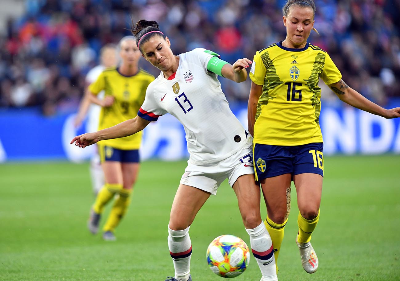 Seule ombre dans la soirée parfaite des Etats-Unis, la sortie sur blessure à la mi-temps de la capitaine Alex Morgan (ici, à la lutte avec la Suédoise Julia Zigiotti). Touché à un genou, la capitaine américaine pourrait, toutefois, tenir sa place en 1/8e de finale contre l'Espagne, lundi à Reims.