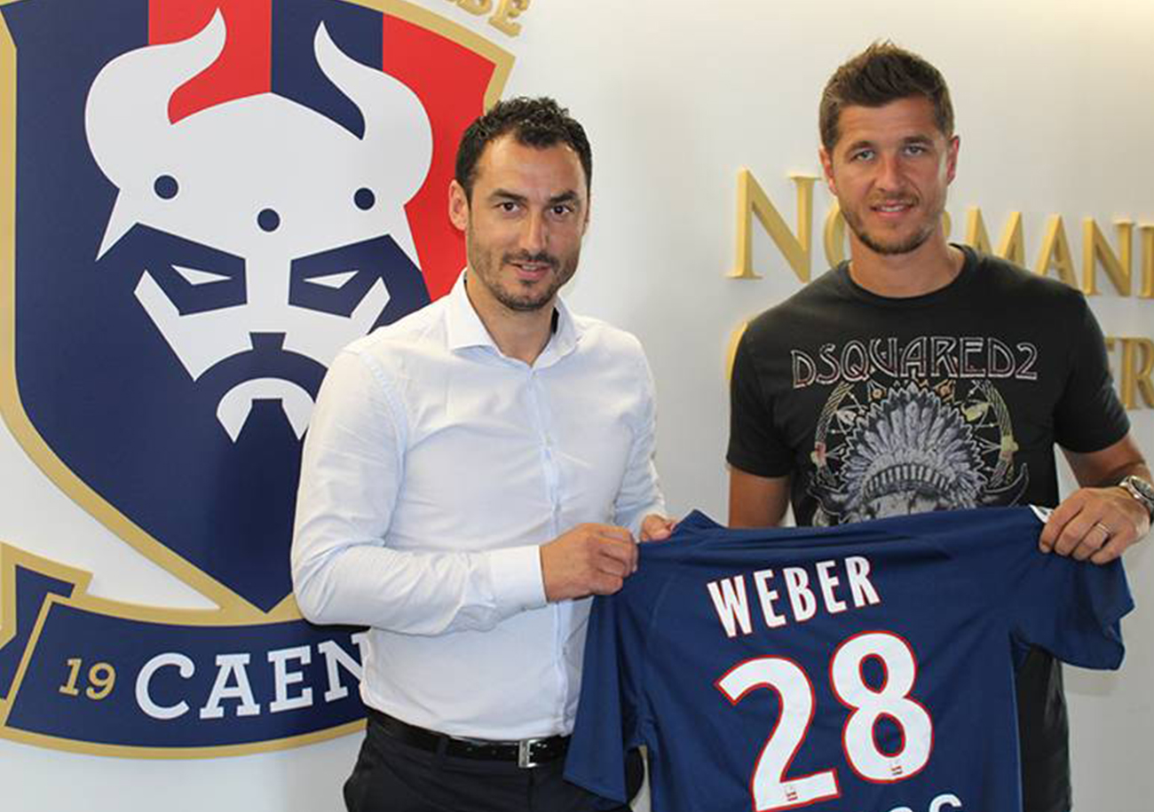 Anthony Weber - qui pose, ici, avec le directeur sportif Yohan Eudeline - participera à sa première séance avec le Stade Malherbe dès ce lundi après-midi à partir de 17 h 30.