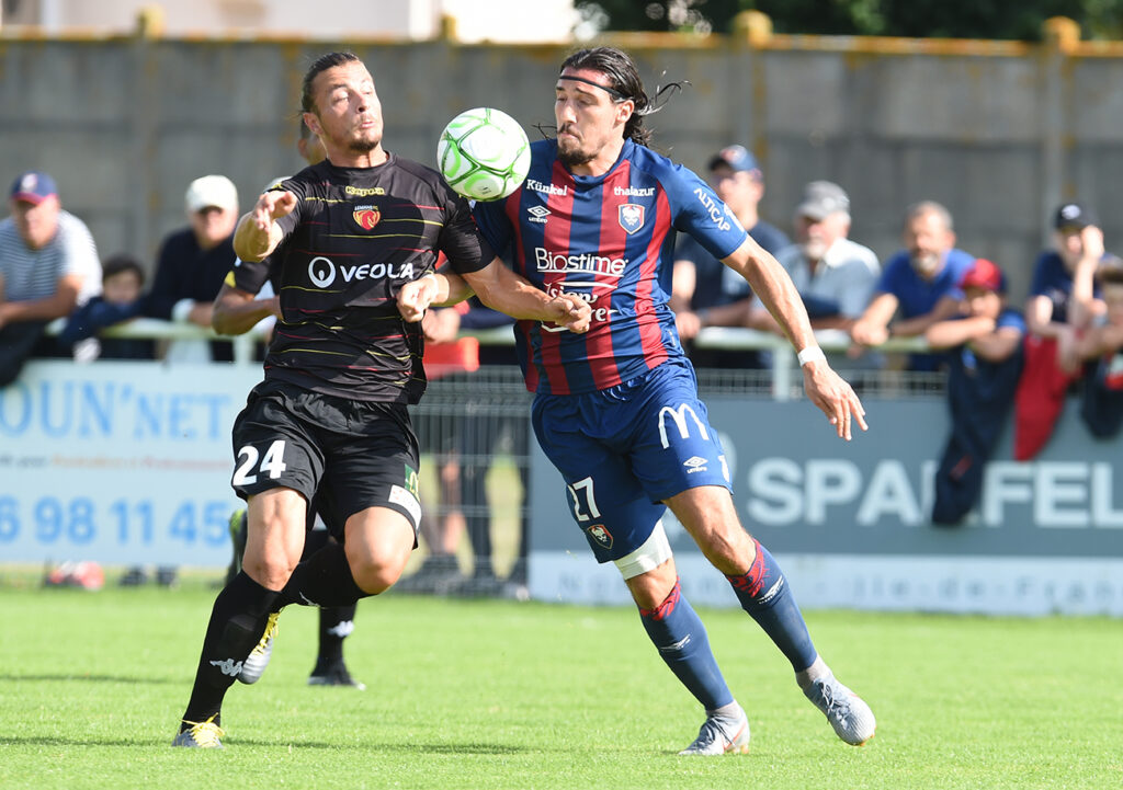 D'une tentative à angle fermé terminant sur la base du montant gauche de Yohann Thuram juste avant la pause, Enzo Crivelli s'est procuré l'opportunité la plus dangereuse des « Rouge et Bleu ».