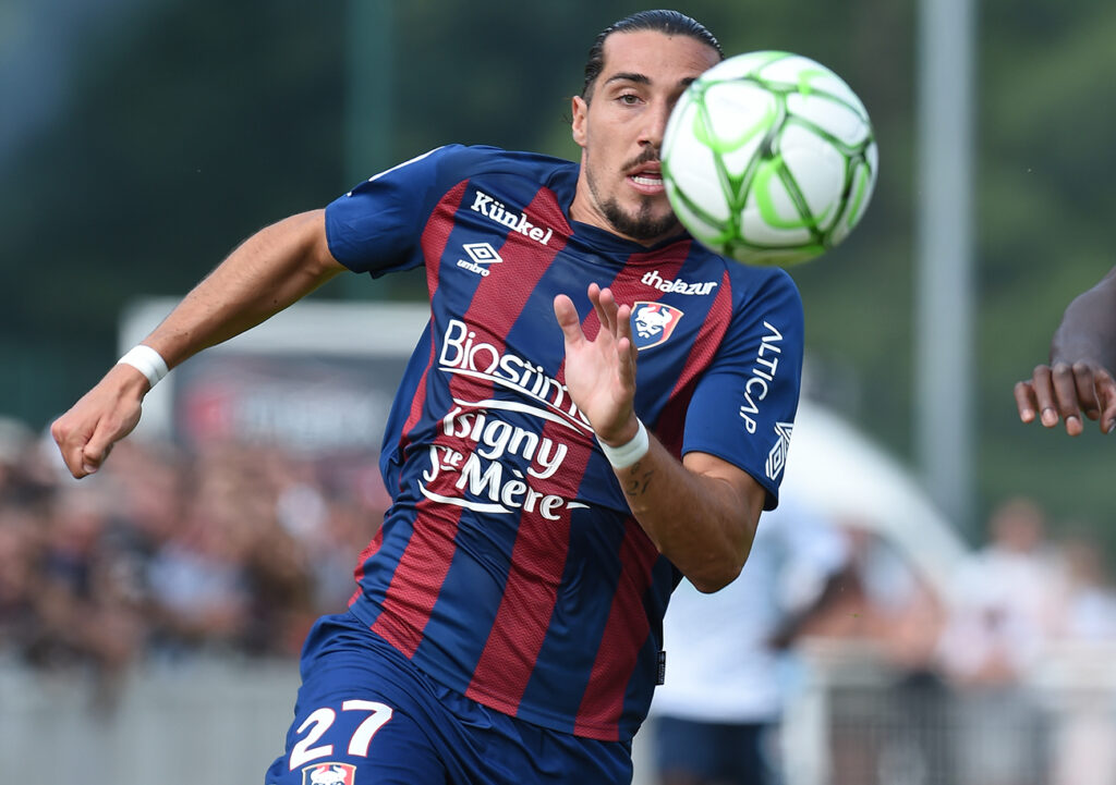 Arrivé dans les dernières heures du mercato hivernal 2018 en provenance d'Angers, Enzo Crivelli a disputé 44 matches de Ligue 1 sous le maillot « Rouge et Bleu », inscrivant huit buts.