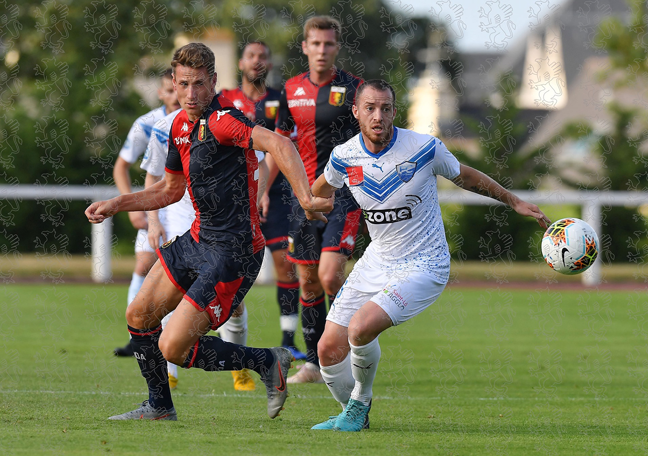 Sylvestre Guyonnet, nouveau visage du FCSL, et ses coéquipiers saint-lois ont croisé la route de plusieurs joueurs internationaux comme Goran Pandev ou Domenico Criscito.  ©Genoa