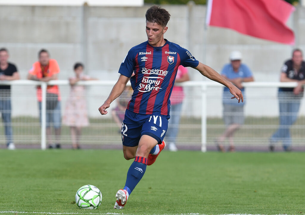 Après avoir signé son premier contrat professionnel avec le Stade Malherbe cet été, Hugo Vandermersch, ici, entre le directeur sportif Yohan Eudeline et le président Fabrice Clément, a prolongé jusqu'en 2024.