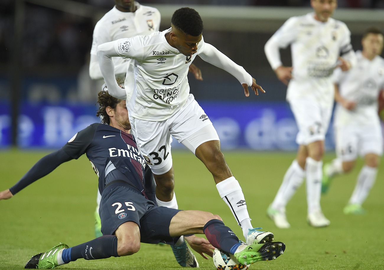 Juste avant de partir pour Rennes en 2017, Jordan Tell avait participé à cinq matches de Ligue 1 avec le Stade Malherbe dont celui du maintien sur la pelouse du Parc des Princes (J38. 1-1 le 20 mai 2017).