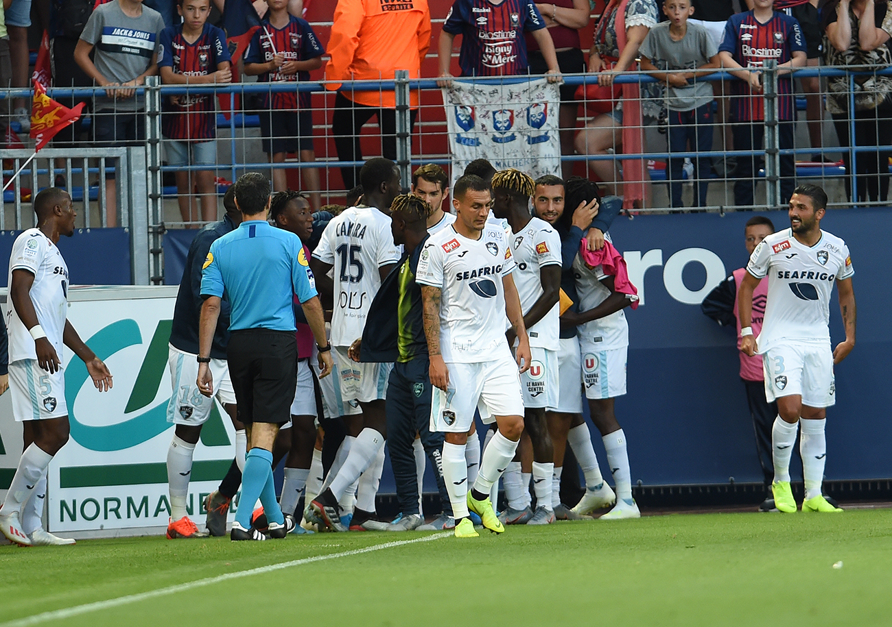 Devant une affluence record en Ligue 2 cette saison, Havrais et Caennais ont bien cru à un moment s'adjuger ce derby. ©Damien Deslandes