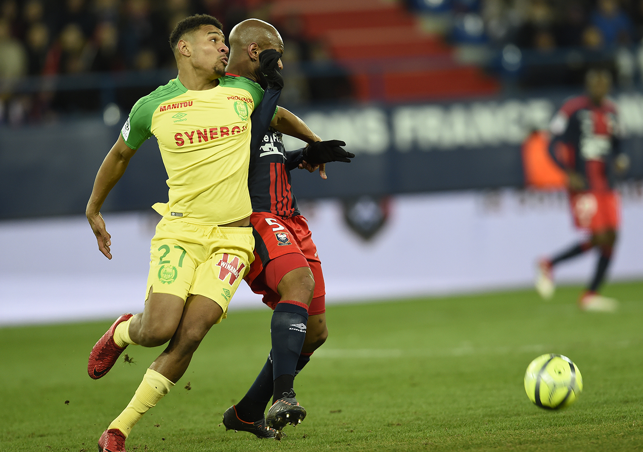 Sous le maillot du FC Nantes (ici, à la lutte avec son futur coéquipier, Baisama Sankoh), Santy Ngom compte 13 apparitions en Ligue 1 (toutes lors de l'exercice 2017-2018) pour quatre titularisations et un but.