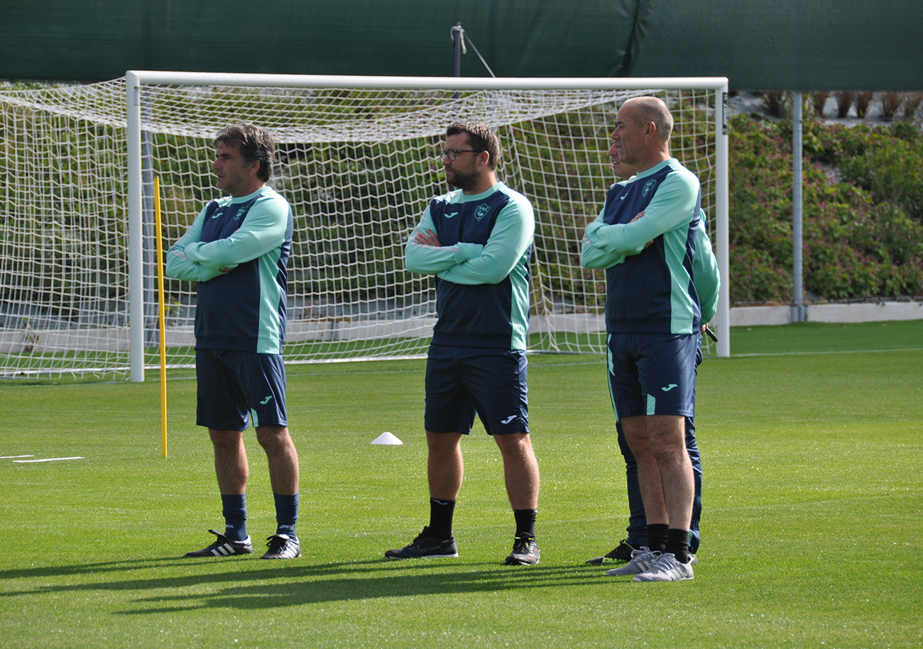 Entouré ici de son staff, Paul Le Guen ne pourra pas compter sur Umut Meras pour la réception de Grenoble. Le latéral gauche turc n'est pas encore qualifié.