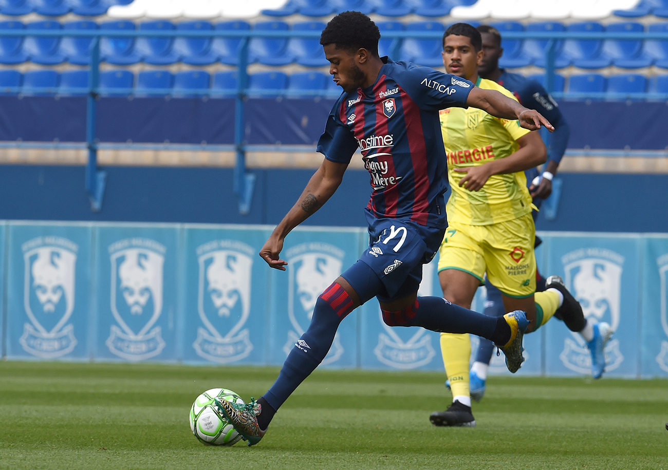 Ayant ressenti une douleur à une cuisse contre Nantes en match amical, le 5 septembre, Jordan Tell pourrait subir une intervention chirurgicale pour « peigner le muscle ».