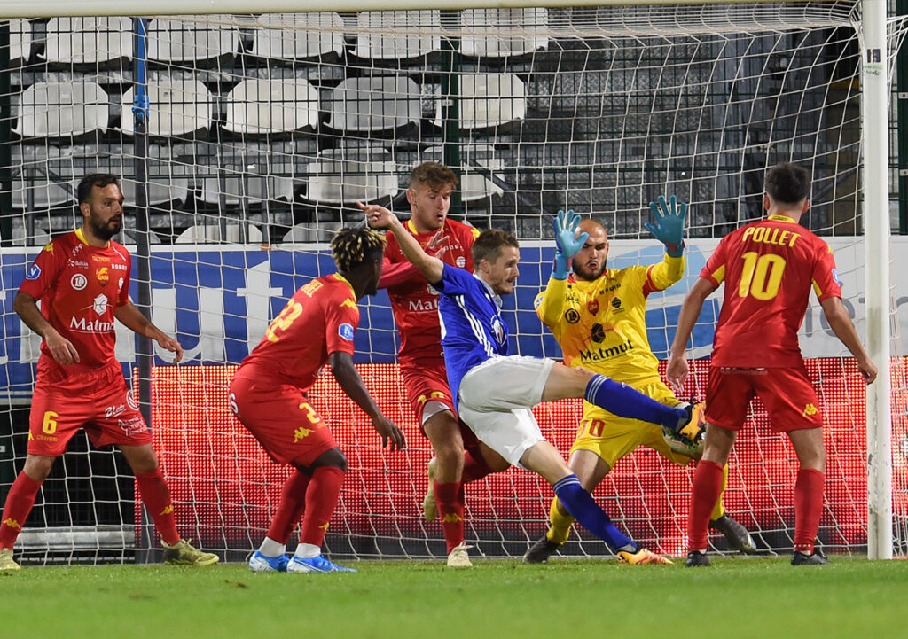 Sur un corner de Yassine Bahassa remis au second poteau par Charles Boateng, Rémi Bonenfant s'est comporté comme un véritable avant-centre avec une frappe en pivot dans les 5,50 mètres (50').