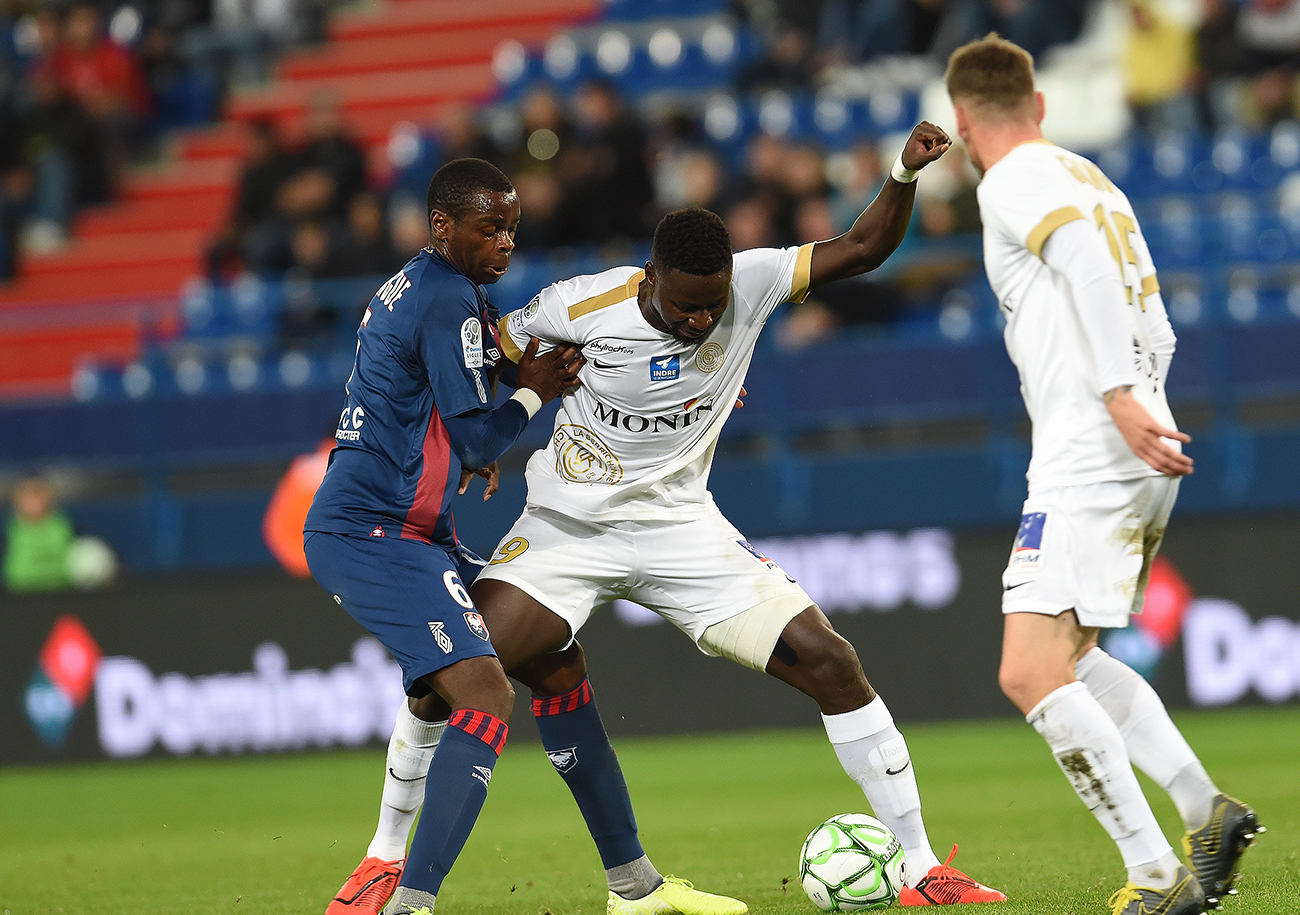 Pour la première fois depuis le 23 août et le déplacement à Niort, le SMC a mené au tableau d'affichage. Mais l'ouverture du score de Prince Oniangué n'a été été suffisante pour permettre à Caen de s'imposer.