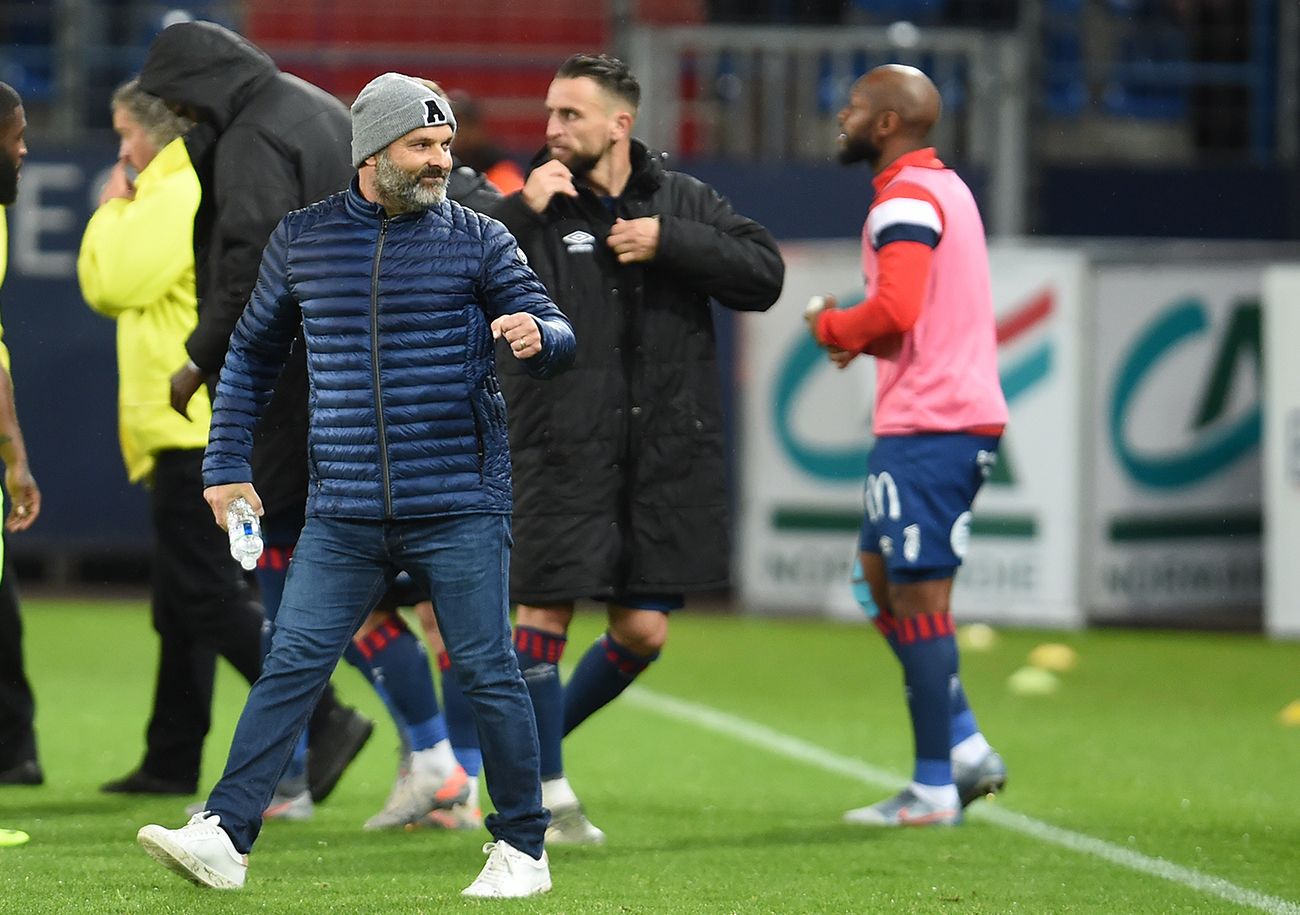 Comme ses joueurs, Pascal Dupraz a longuement communié avec le public de d'Ornano après cette première victoire de la saison à domicile.