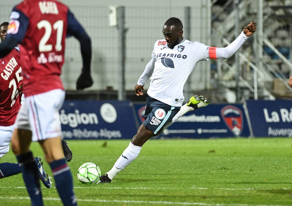 A Clermont, face à un concurrent direct aux play-offs, les partenaires d'Amos Youga ont réalisé une trés mauvais opération. ©Emmanuel Lelaidier