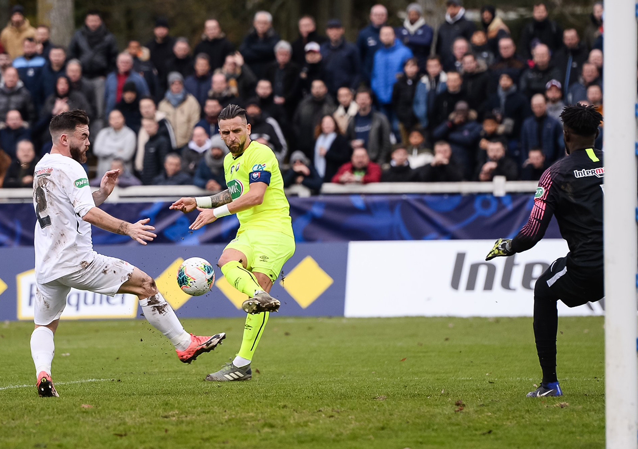 A Chartres, dans sa ville de naissance où il a tapé dans ses premiers ballons avant d'intégrer le centre de formation de Laval à l'âge de 15 ans, Anthony Gonçalves, d'une reprise de volée en une touche, a envoyé le Stade Malherbe en 1/32e de finale. ©SM Caen