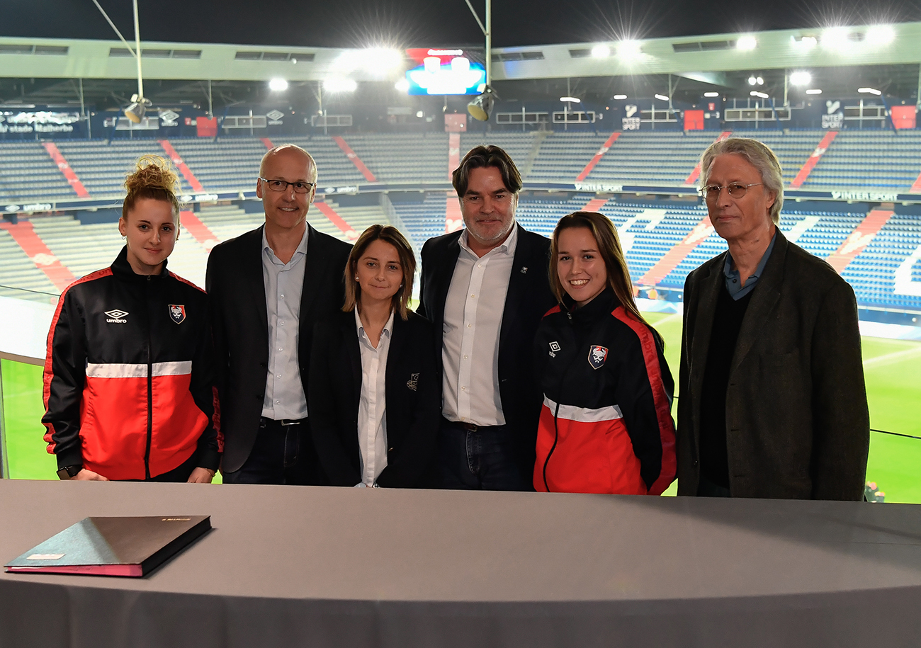 Le Stade Malherbe, l'Université de Caen et la Ligue de Normandie ont signé une convention pour la création d'un centre d'entraînement universitaire pour le football féminin. ©Maryvonne Desdoits