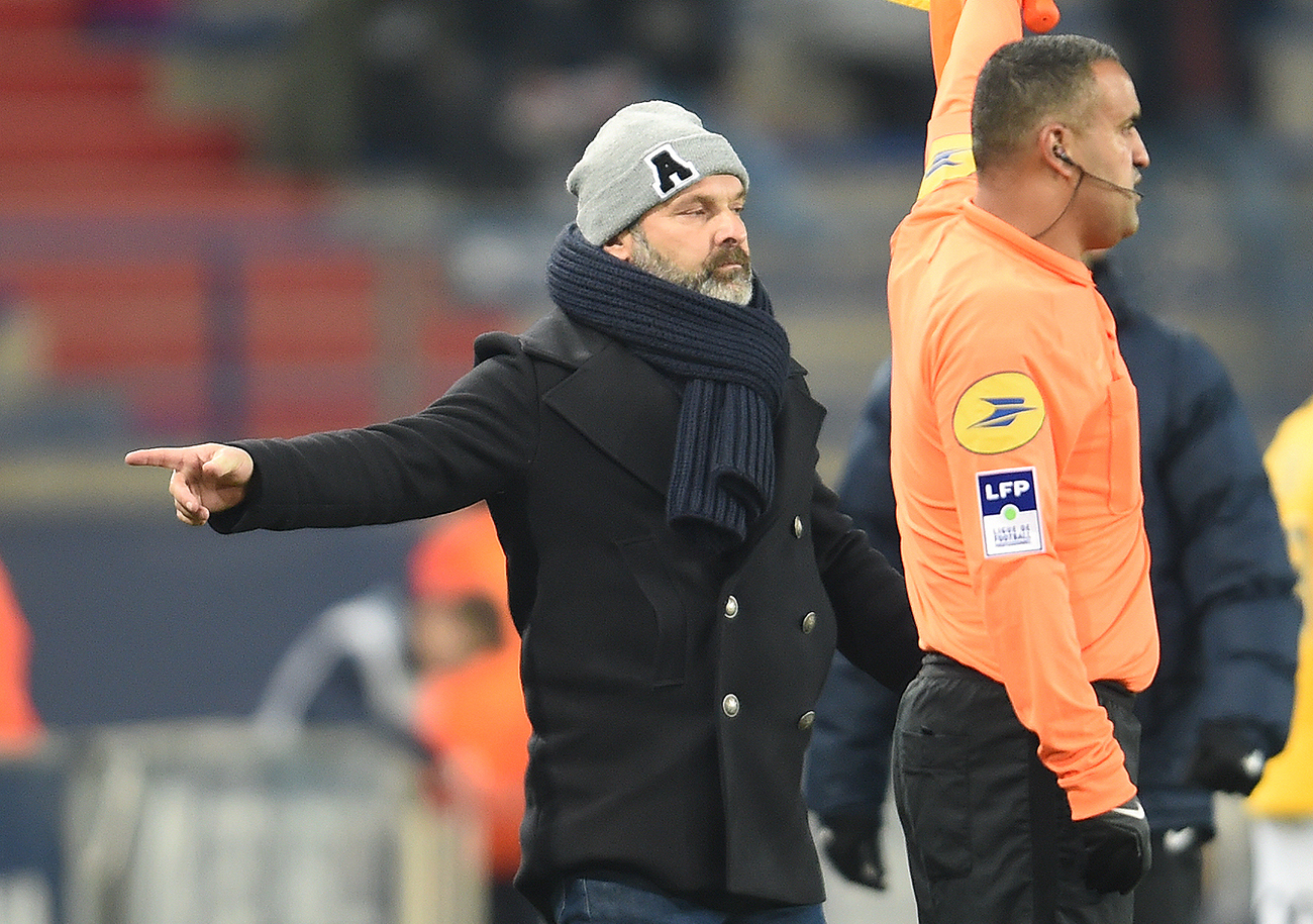 Contre Nancy, Pascal Dupraz s'est aussi félicité de la qualité du but inscrit par son équipe, "magnifique dans sa conception". "La passe de Jessy Deminguet, elle est géniale. Et je vous invite à regarder ce modèle d'attaquant qu'est Nicholas Gioacchini".