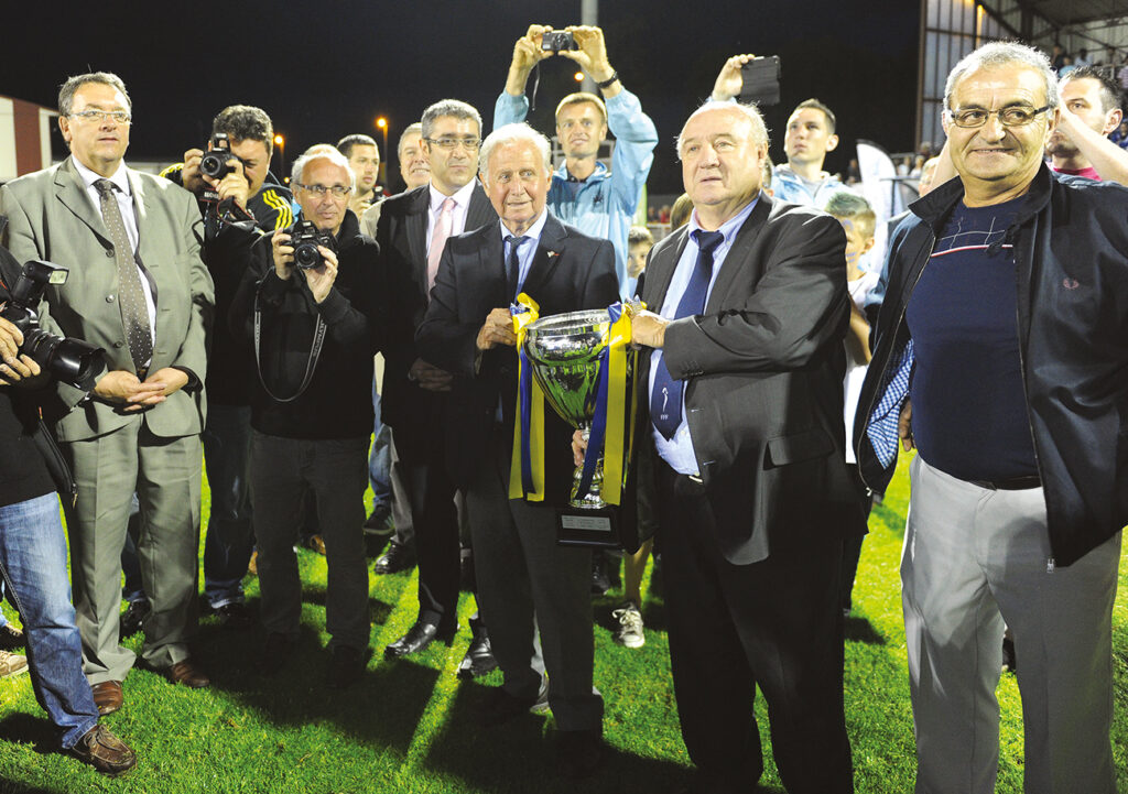 Très attaché à la Normandie, Michel Hidalgo (ici, aux côtés de Pierre Leresteux) ne manquait pas une occasion de revenir dans la région à l'image de cette finale de la Coupe de Basse-Normandie en 2014, à Vire.