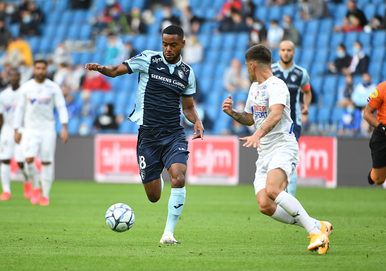 Après Ertugrul Ersoy et Jean-Pascal Fontaine à Troyes, lundi soir, c'est Nolan Mbemba qui a vu rouge contre Amiens. Si on ne connaît pas l'avenir sportif du HAC, une chose semble acquise, il est mal parti pour remporter le classement du fair-play. ©Emmanuel Lelaidier