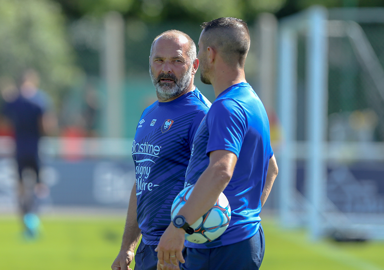 Au Mans, en clôture de la préparation du Stade Malherbe, Pascal Dupraz (ici, avec Stéphane Bernard, son adjoint) emmènera un groupe de 18 joueurs. ©Damien Deslandes