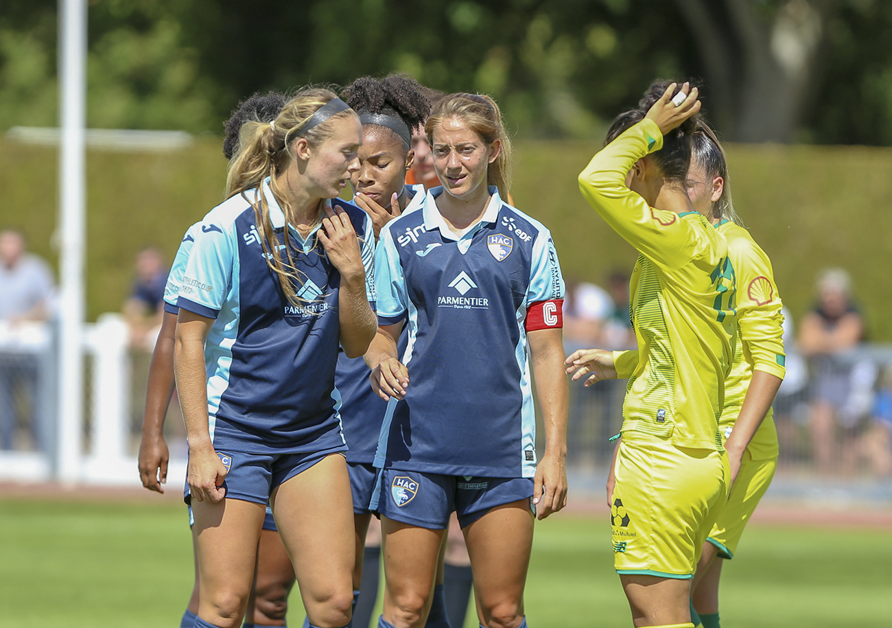 Alors qu'Elise Legrout et Luce Ndolo Ewélé se trouvent à l'infirmerie, la capitaine Jesse McDonough, victime d'une rupture des ligaments croisés, les a rejointes. Sa saison est fortement compromise. ©Damien Deslandes