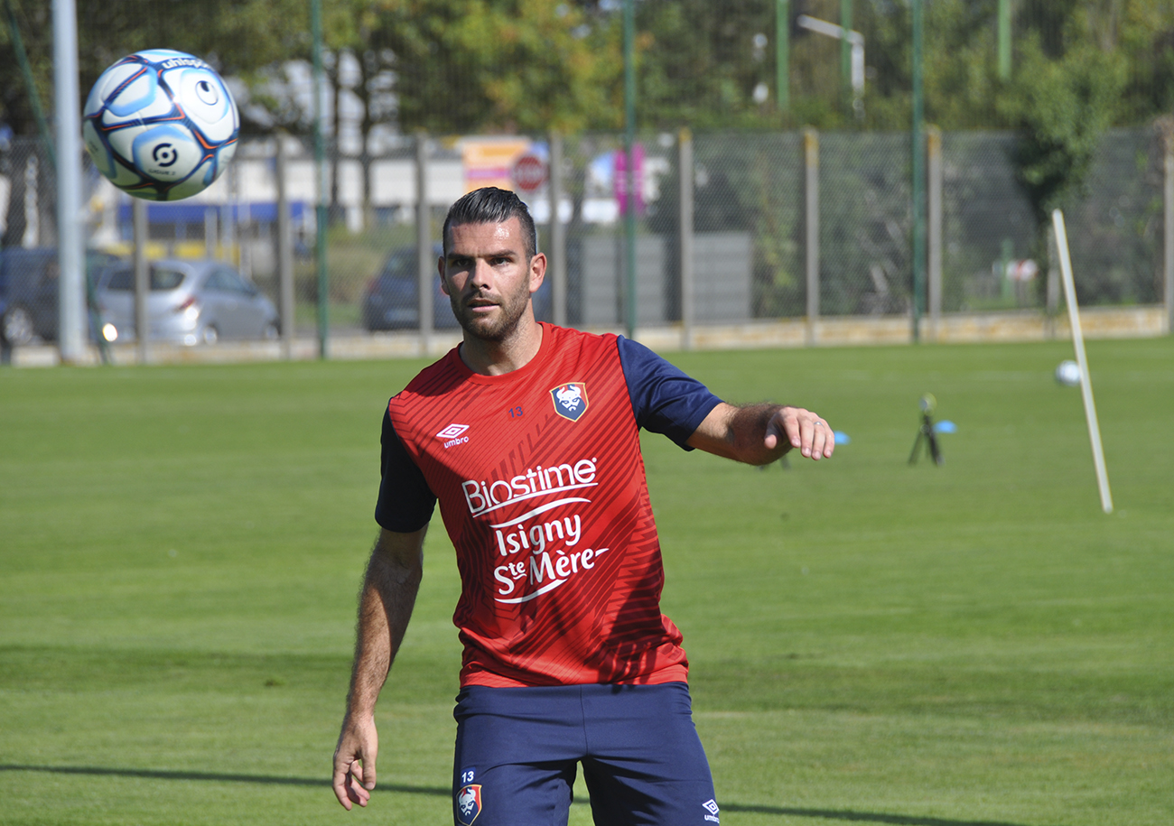 S'entraînant à part du reste du groupe ce lundi après-midi, Yoann Court devrait porter le n°13 si l'on se fie à ses tenues d'entraînement.