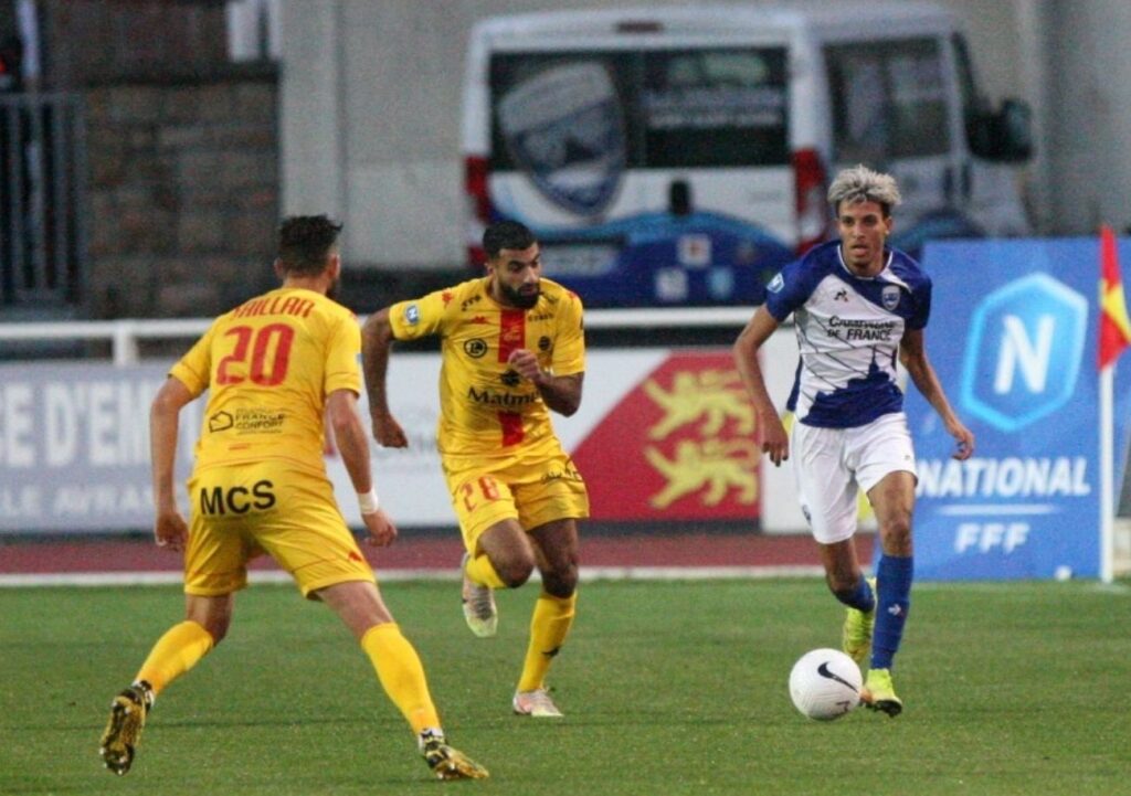 Lors de la dernière fenêtre de transferts, Yassine Bahassa, ici, sur la pelouse de Fenouillère, mardi soir, est passé d'Avranches à Quevilly-Rouen. ©JLR