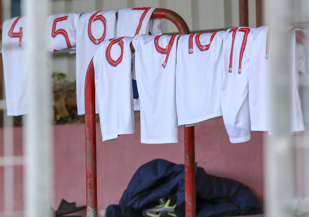 Privés de vestiaires et de douches, les clubs qui ont joué dans le Calvados ce week-end ont usé du système D en se changeant dans leur bus, au bord du terrain ou dans les tribunes. ©Damien Deslandes