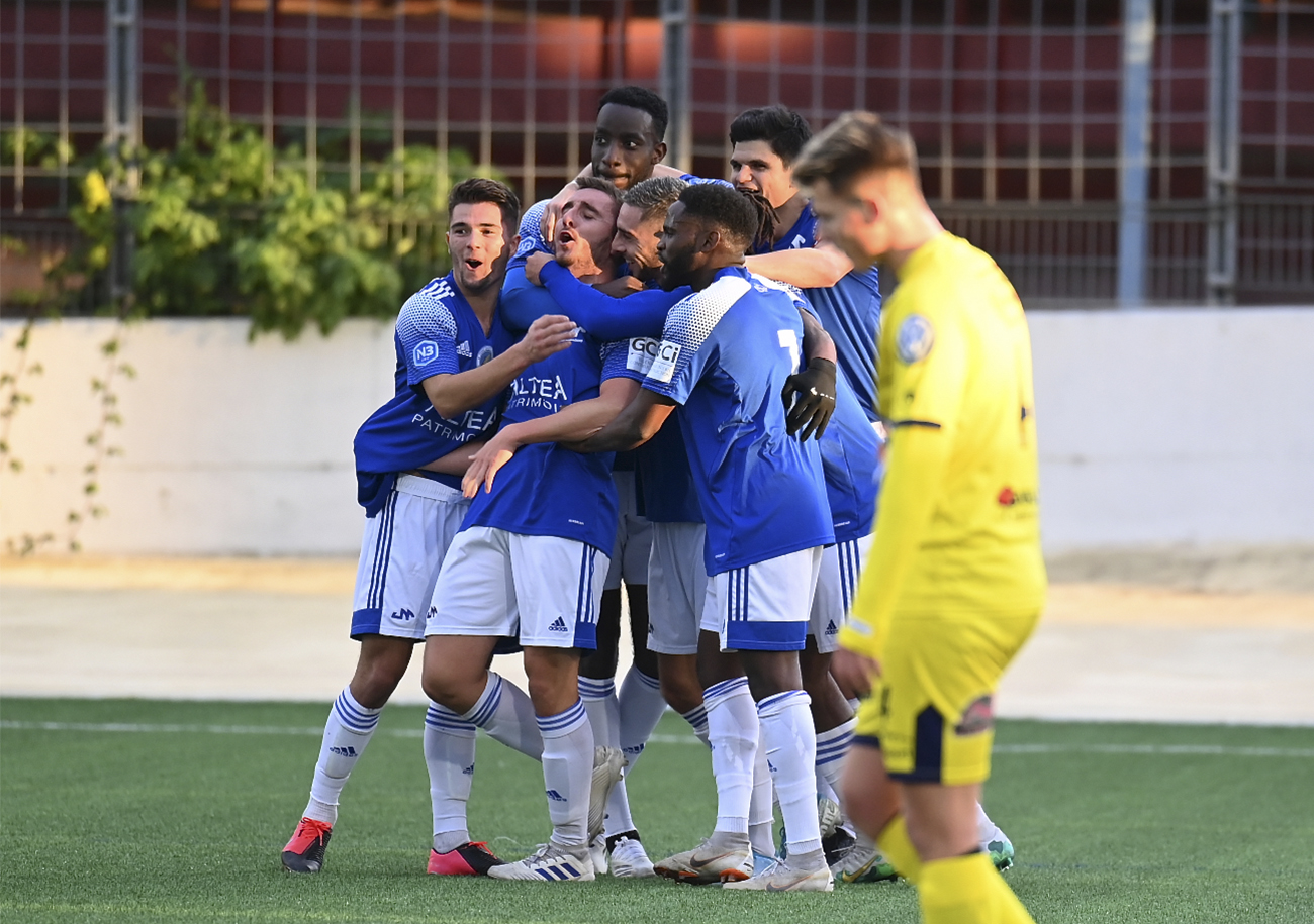 Crédité d'un but et d'une passe décisive, le Caennais Morgan Hardoin, ici, félicité par ses coéquipiers, a réalisé un match plein contre Vire.