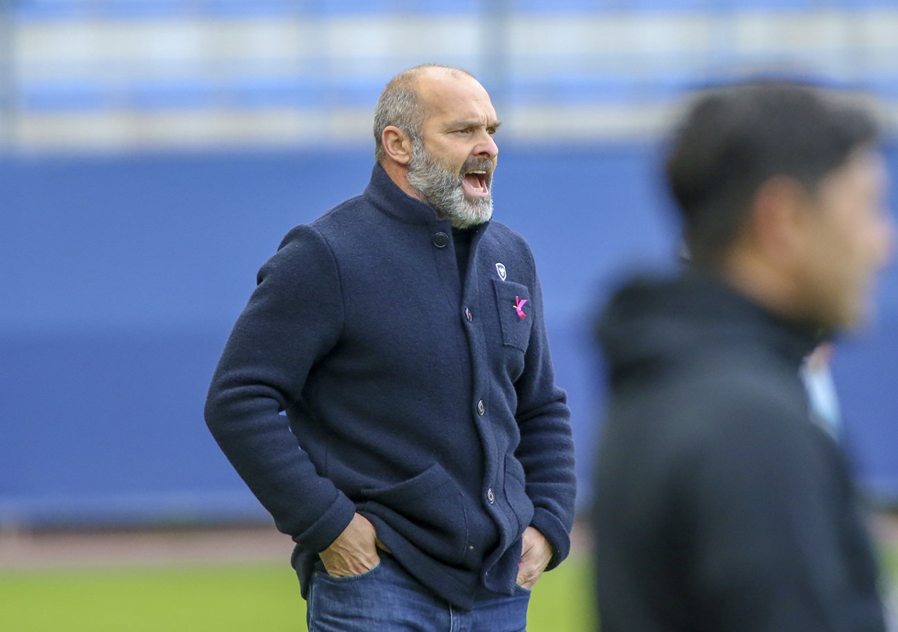 Avec le retour de suspension de Yacine Bammou et la deuxième titularisation consécutive de Yoann Court, Pascal Dupraz a pu (enfin) mettre en place un 4-4-2. ©Damien Deslandes