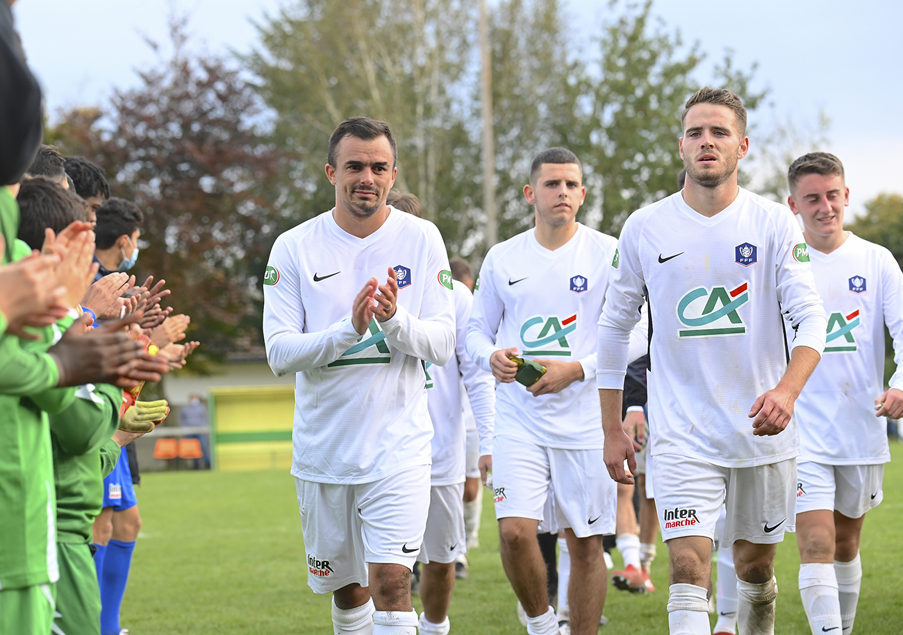 Au moment de quitter la pelouse du Stade Michel-d'Ornano, les Troarnais ont eu le droit, de la part de leurs adversaires et des jeunes du club, à une haie d'honneur bien méritée.