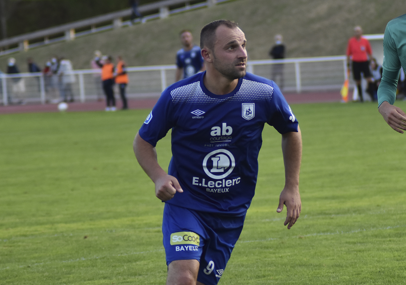 En égalisant dans les arrêts de jeu sur penalty, Victor Guerrier a permis à Bayeux de décrocher son premier point dans ce championnat. ©Aurélien Renault