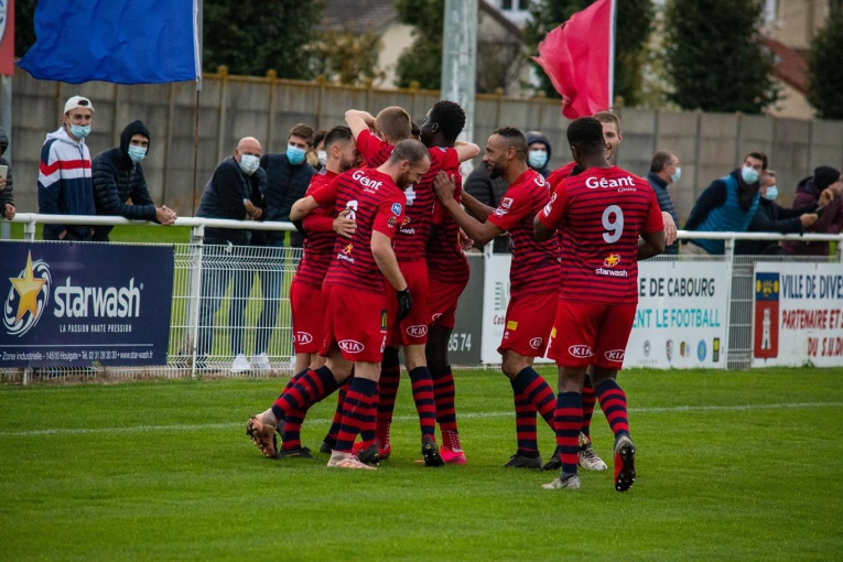 Les joueurs du SU Dives-Cabourg sont tout à leur joie depuis ce début de saison, eux qui se paient le luxe de trôner au sommet du National 3 malgré une entame périlleuse. ©SUDC