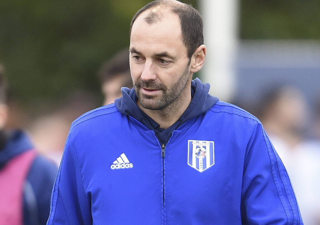 Après le match de Coupe de France contre Angers en janvier 2020, le Dieppois Guillaume Gonel avait partagé un moment avec Stéphane Moulin. ©FC Dieppe