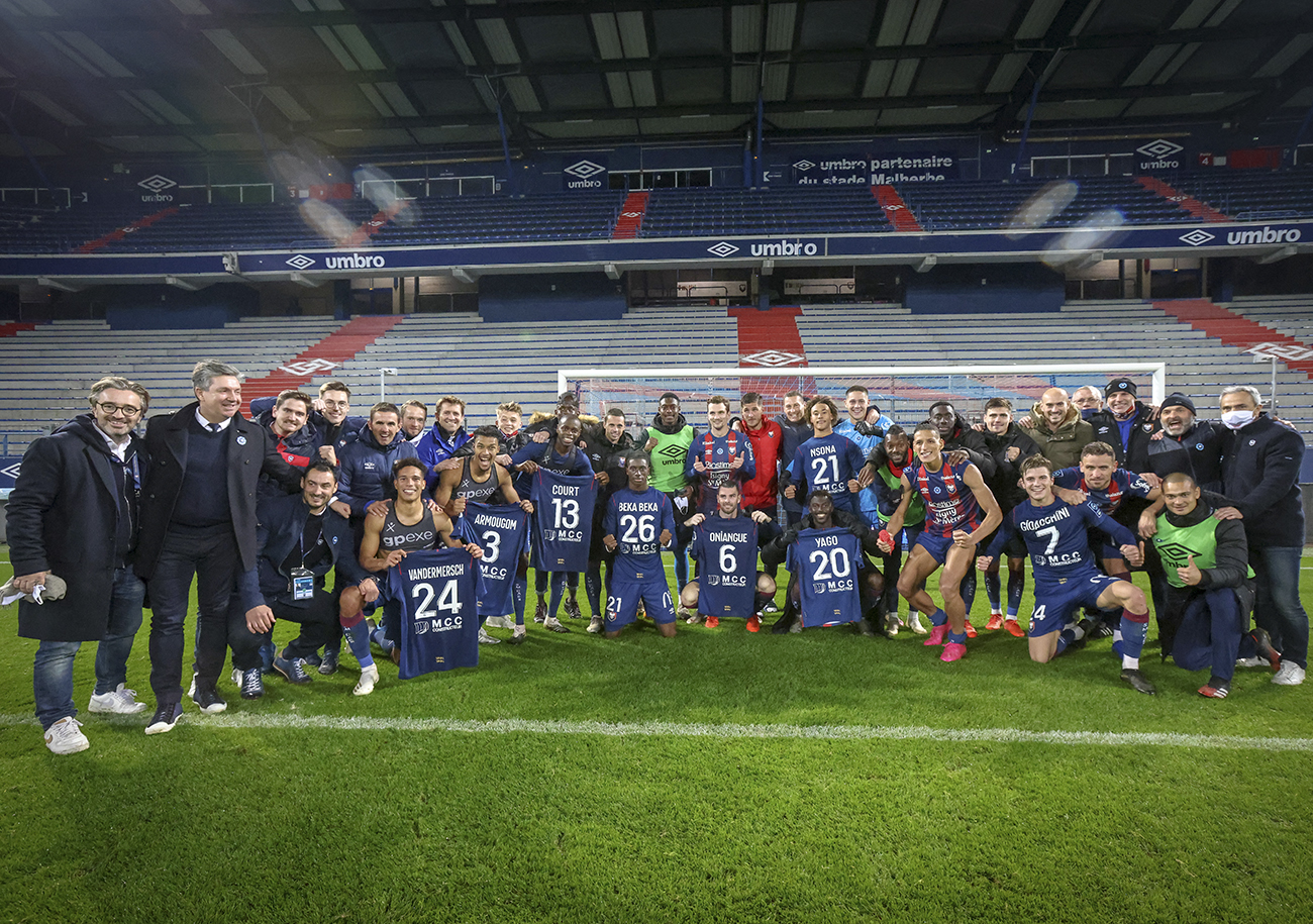 Les Caennais n'ont pas manqué d'avoir une pensée pour leurs supporters absents en prenant la pose devant le kop où ils célèbrent, en temps normal, leurs succès. ©Damien Deslandes