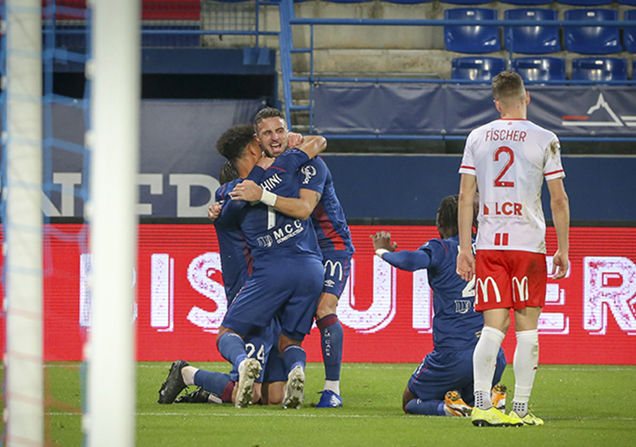 A la reprise d'un service d'Hugo Vandermersch, Nicholas Gioacchini a offert dans les arrêts de jeu les trois points au Stade Malherbe. ©Damien Deslandes